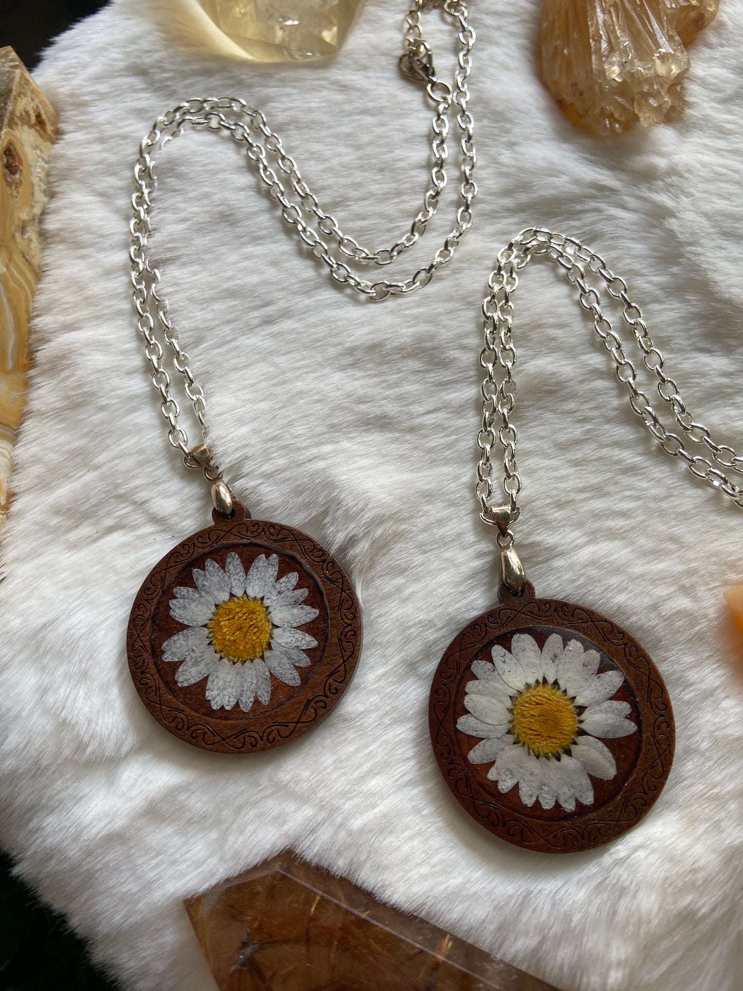 Daisy resin necklace